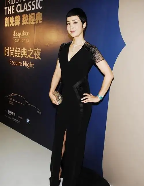 蒋雯丽刺猬碎发真飒挂脖抹胸配西装裤裙飞扬走出a姐的步伐