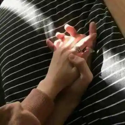 两张一组牵手情头,情侣头像图片-回车桌面