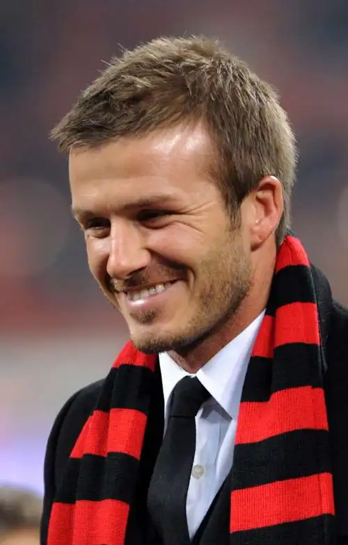 组图:小贝亮相圣西罗球场 展示米兰32号球衣