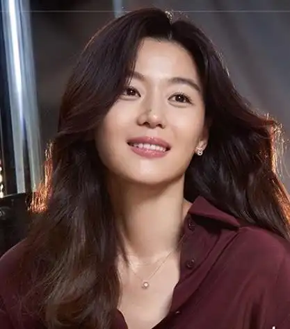 全智贤大波浪卷发魅力撩人演绎职场女性