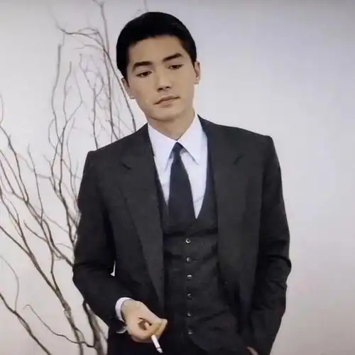 "亚洲第一美男"尊龙,因为一只狗被张国荣抢戏,为陈冲孤独一生