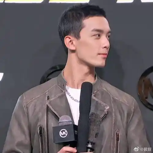 吴磊##吴磊michaelkors亚太区代言人#非常大胆的寸头造型打造出兑一