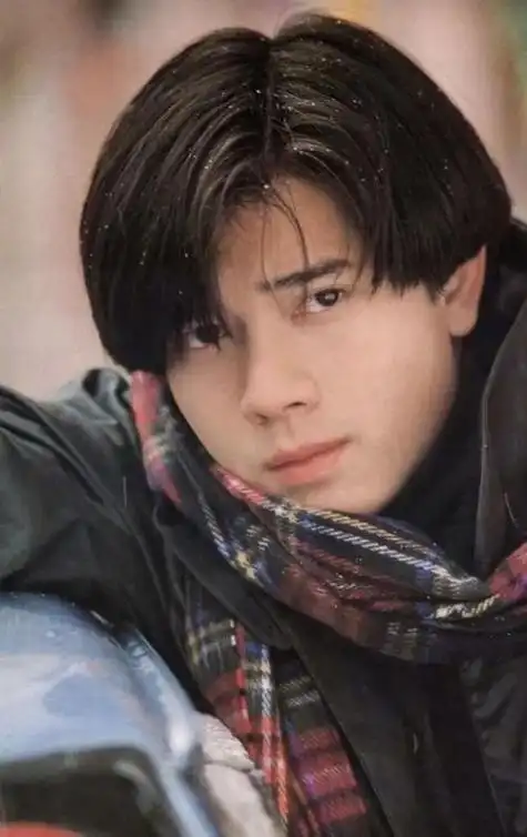 郭富城年轻时的模样,迷倒万千少女,其帅气的发型更是引领了时尚潮流.