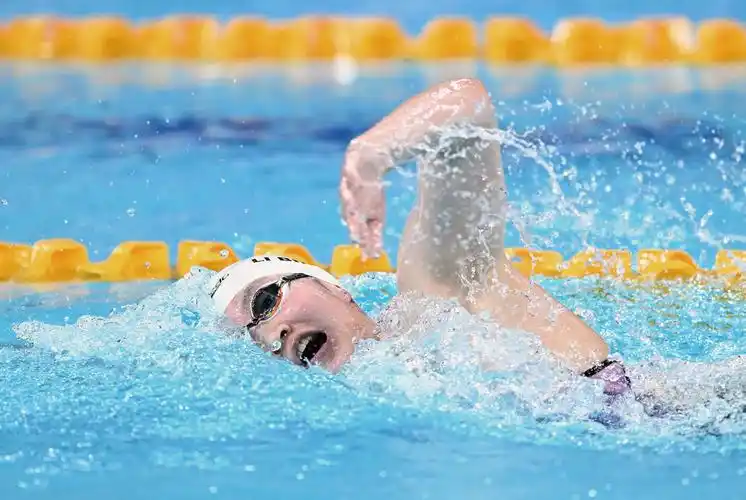 自由泳的难度因人而异,主要取决于游泳者的技巧水平,身体素质和训练