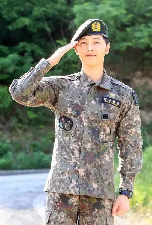 [宋仲基][分享]170818 "入伍三次"的男人 每个形象都是英勇的宋仲基!
