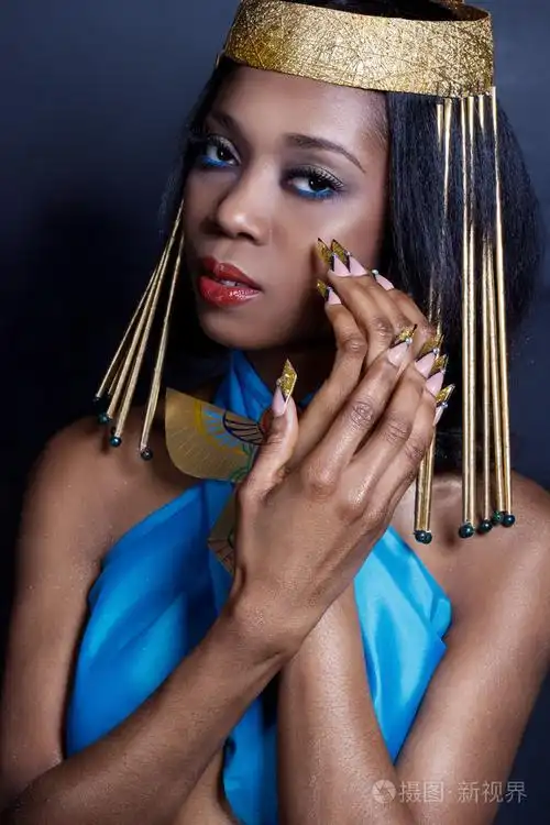 女孩女人在埃及的女王/王后与红红的嘴唇亮妆的图像演示长长的指甲