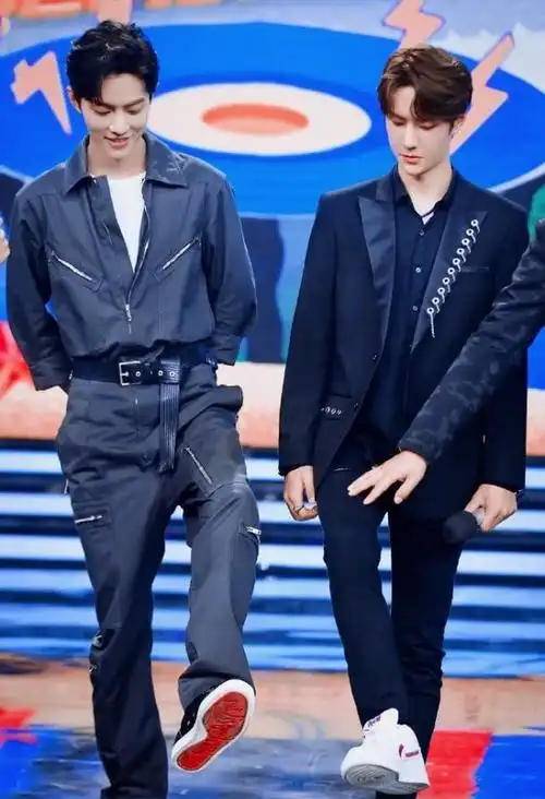 肖战王一博阴影处耳语看到两人的姿势真当摄影机是摆设