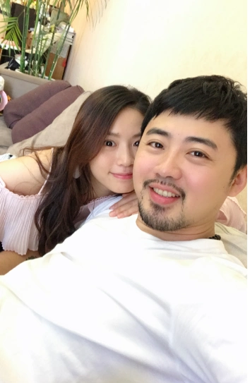 黄英微博中分享的照片,十年前的黄英和她的老公曹帅都非常的青涩,特别