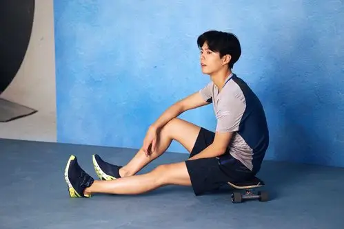 朴宝剑画报现场照公开 干练运动风帅气阳光