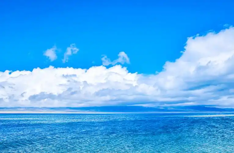 新疆博尔塔拉早春的赛里木湖蓝色湖水