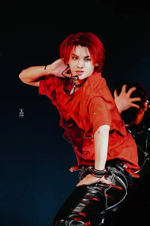 logo),特别特别喜欢黄明昊站在舞台享受舞台的样子来自演唱会上的红发