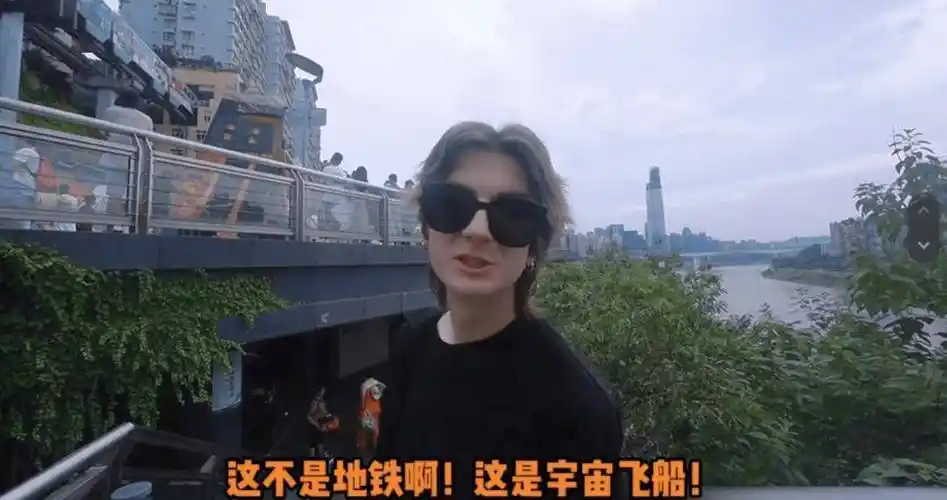 如今的中国景区,挤满了"特种兵"老外