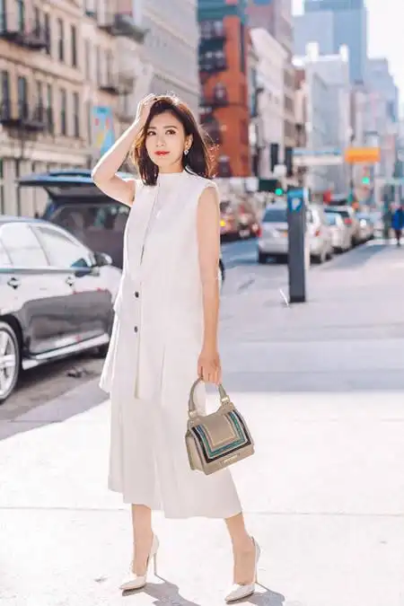 贾静雯脚踩高跟鞋搭配阔腿裤一身白更显玉女范