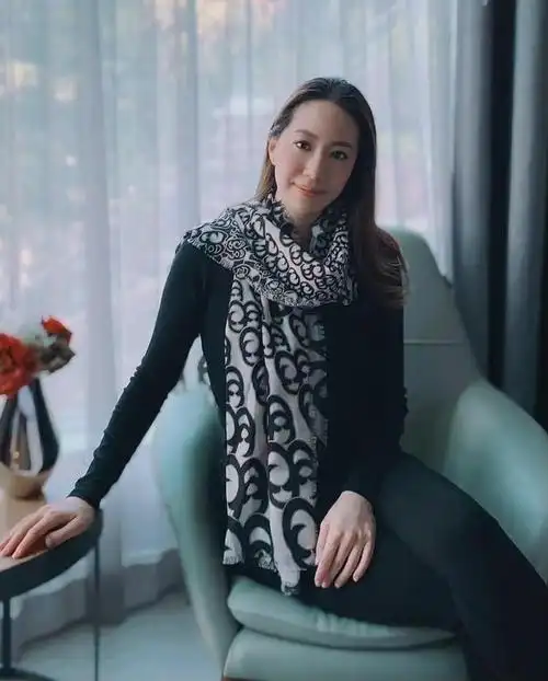 甄子丹的老婆叫什么(甄子丹和老婆汪诗诗大胆秀恩爱)(7)