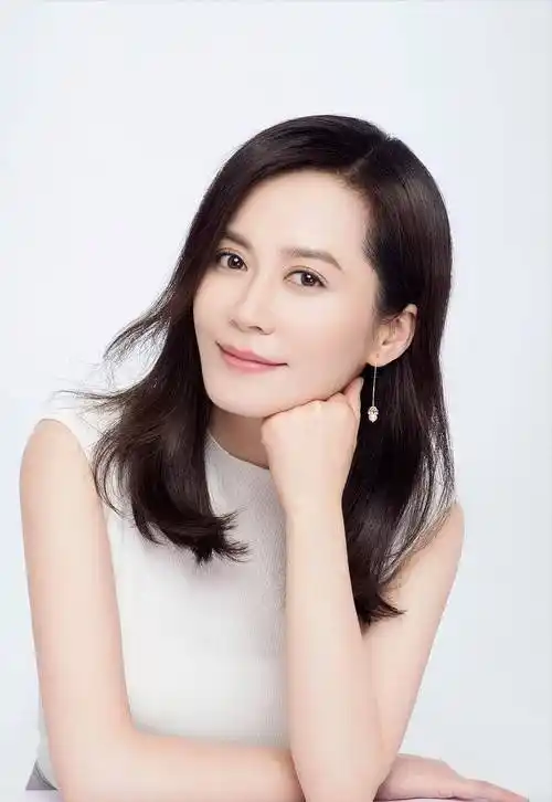 但是,她后来参演了《小丈夫》,观众却惊呼,俞飞鸿怎么越长越年轻.