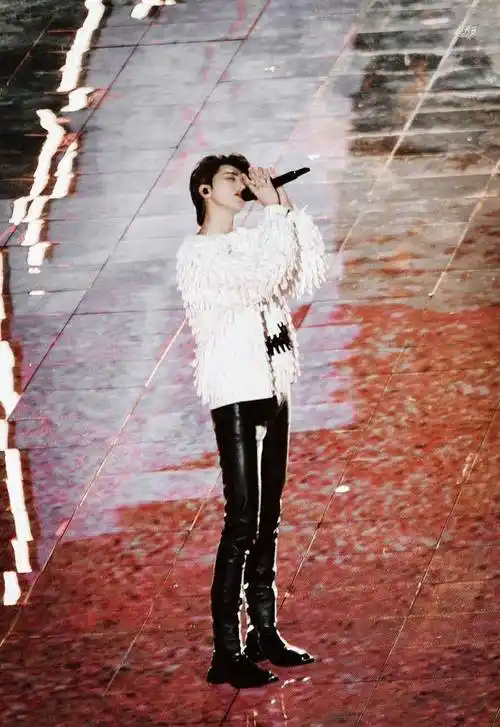 240217 舞台之星,蔡徐坤大长腿再成焦点!_音乐_黑色_紧身