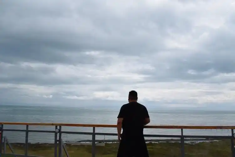 看看小哥哥深邃的背影,多么沧桑