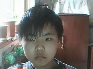 男生脑袋大什么发型好,头大显得很难看