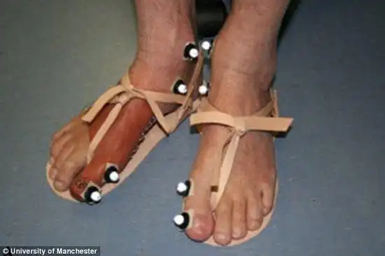 在最新研究中志愿者穿着脚趾假体复制品体验远古假肢的功能性