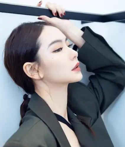 在唱而优则演的过程中,戚薇放弃原本柔美的长发,成为干练果敢的"戚哥"