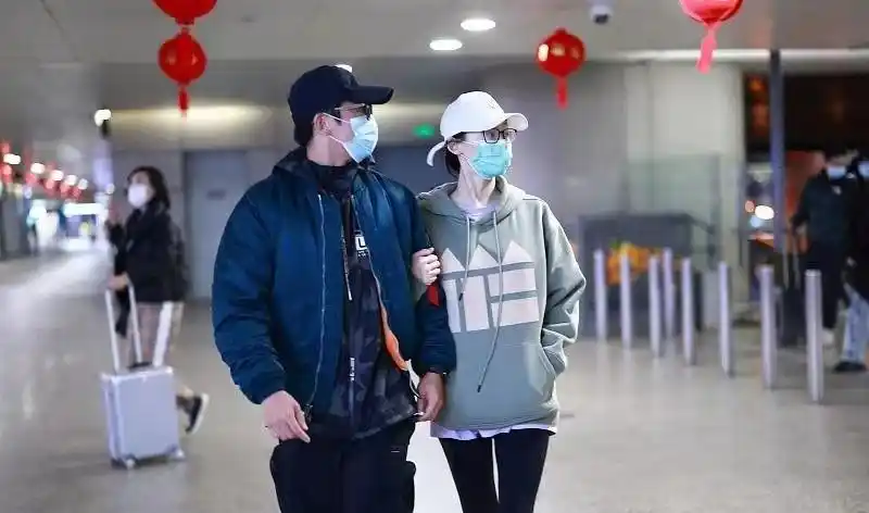 郑恺女儿长得好像妈一家三口走机场苗苗穿健美裤肌肉腿好精致