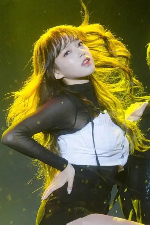 宇宙少女程潇胸有多大无修图照片被曝光,程潇被孟美岐袭胸图