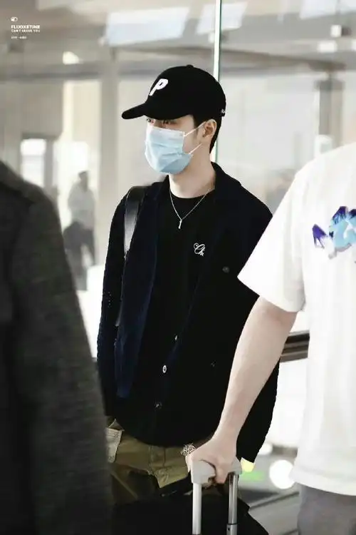 王一博到达洛杉矶机场路透#王一博机场私服造型分享,简单随性,局侣