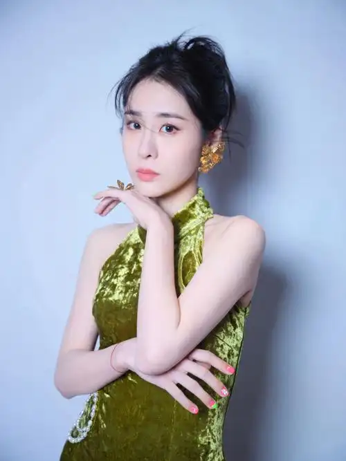 张碧晨超话润珠相衬,鎏金聚光95boss@张碧晨采撷一抹新绿,登#浙江