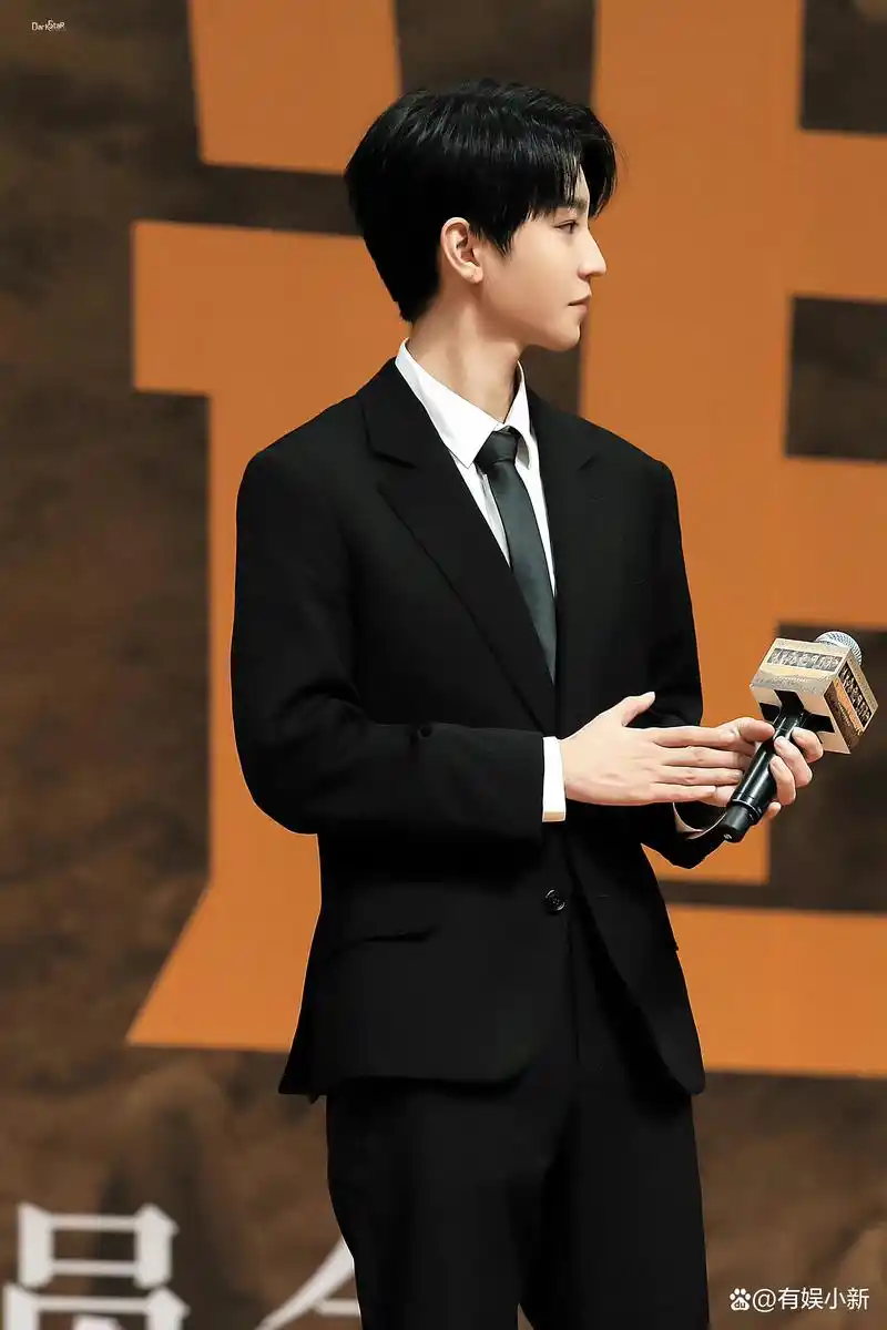 王俊凯北大路演黑西装造型帅气十足