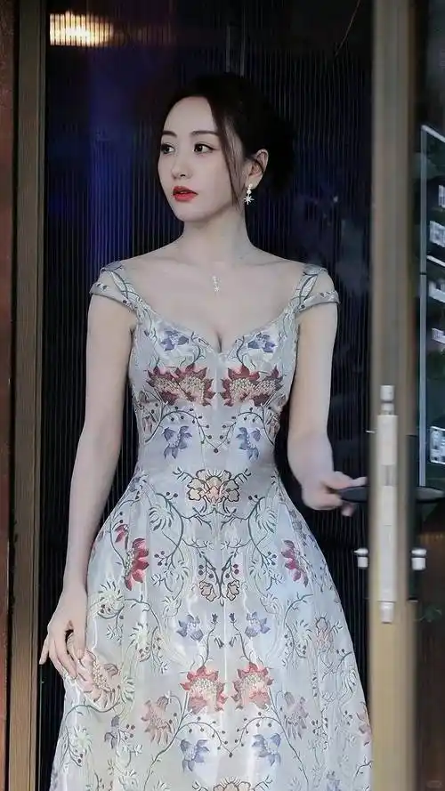 杨蓉吊带裙下的窈窕之姿与事业线的魅力