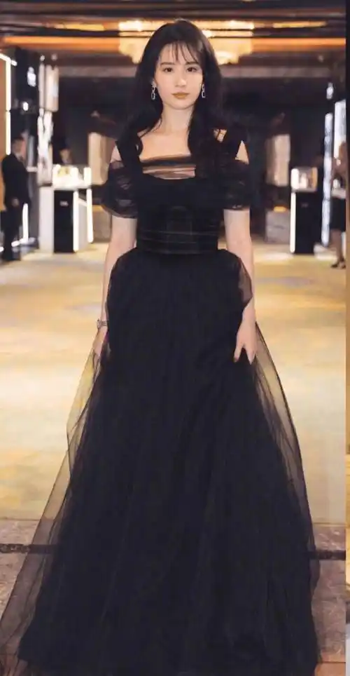 刘亦菲难逃"中年发福",身材圆润差点认不出,颈纹明显太真实_连衣裙_的