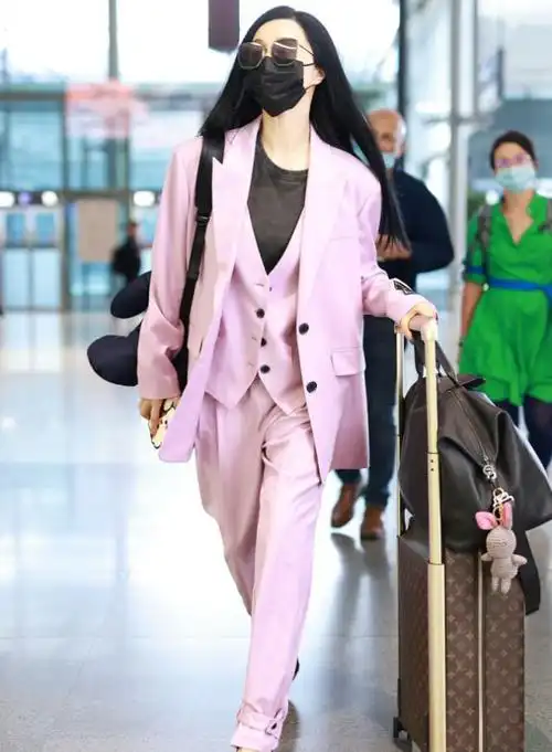 范冰冰靠穿搭成功出圈一身粉色西装有点飒爽有点甜值得借鉴