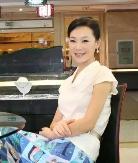 回顾歌唱家吕薇多次登上春晚舞台男友病逝让其心痛仍未婚