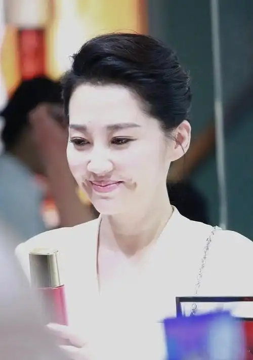 许晴终于换发型,扎麻花辫穿连体装50岁很甜美,新华字典包是亮点