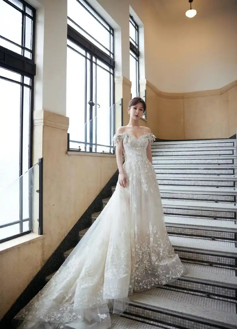 杨紫壁纸穿上婚纱你是最美丽的公主穿上马丁靴你就是守护骑士