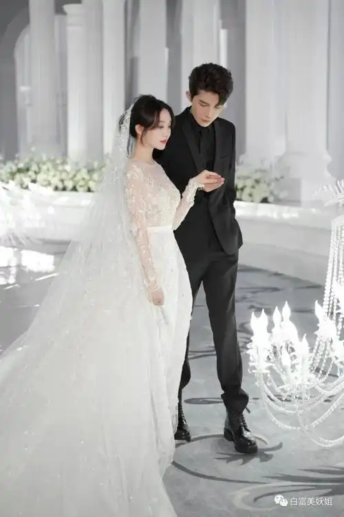 和财貌相当的男友李闪闪(咦,和洗奶娃要回来的前男友同名耶)相恋 4 年