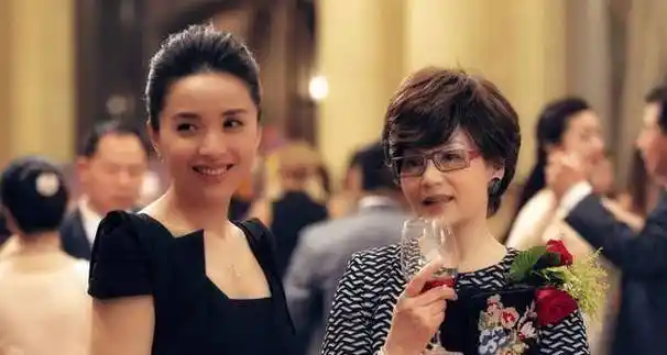 靳东妻子近照罕曝光!头发泛白,参加儿子活动行为俏皮_李佳_孩子_白发