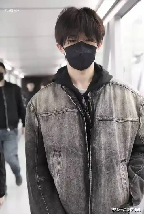 原创易烊千玺机场亮相卫衣牛仔展学生风采虽显疲惫仍魅力不减