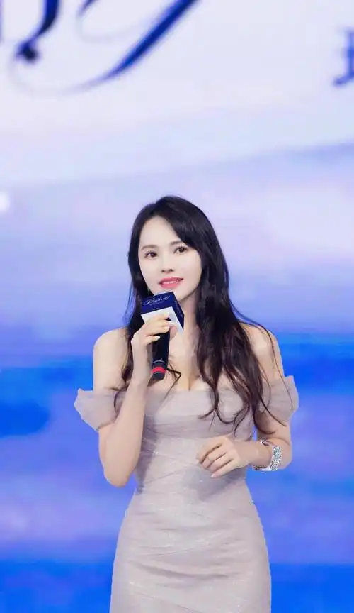 52岁伊能静复出,穿时尚深v长裙,身材保持完美