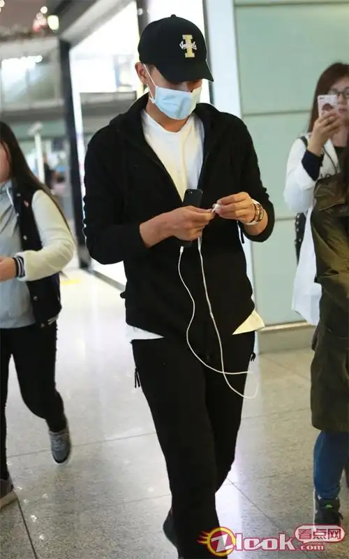 黄子韬极简黑白look现身机场 长腿撩人名表吸睛