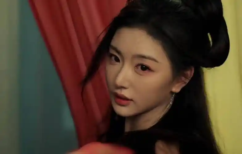 被《墨雨云间》孔雪儿惊艳了,好身材遮不住,红肚兜吊带装太吸睛