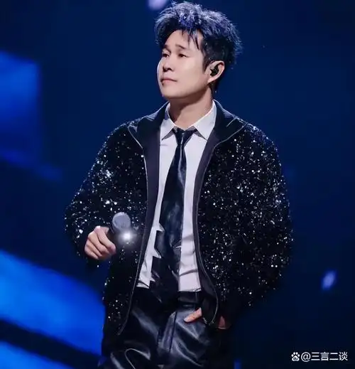 翻唱的《爱是你我》,《大海》,《依然爱情故事》等歌曲都颇受欢迎.