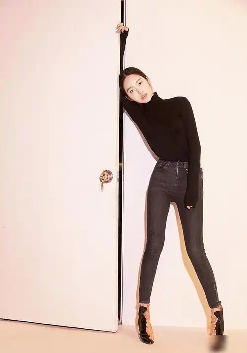 杨采钰走复古风,穿衬衫西装裤戴白色发箍,27岁尽显文艺清新