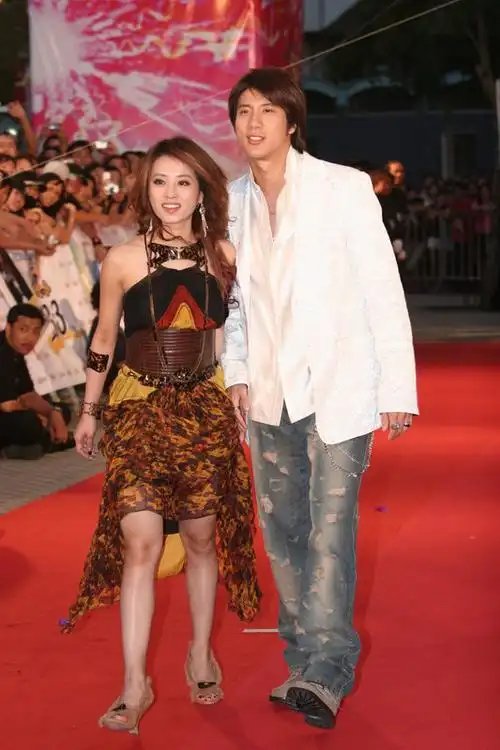 图文:王力宏遇上"少男杀手"蔡依林