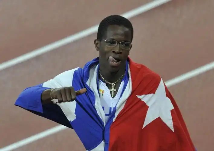 北京奥运会田径男子110米栏决赛中,古巴的世界纪录保持者罗伯斯以12秒