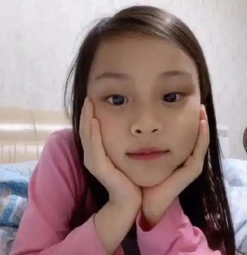 7岁甜馨知道爱美了,画淡妆和妈妈拍视频,但皮肤比李小璐黑好多