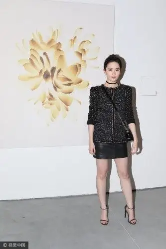 刘亦菲穿短裙秀美腿 皮肤白到发光