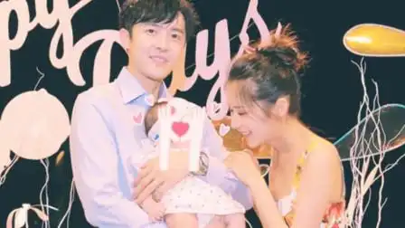 奶爸付辛博抱娃现身机场 一岁女儿小月亮肉嘟嘟可爱十足已会走路