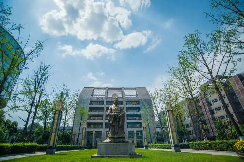 石室天府中学附属小学位于 交子校区北侧(成都高新区交子大道1076号).