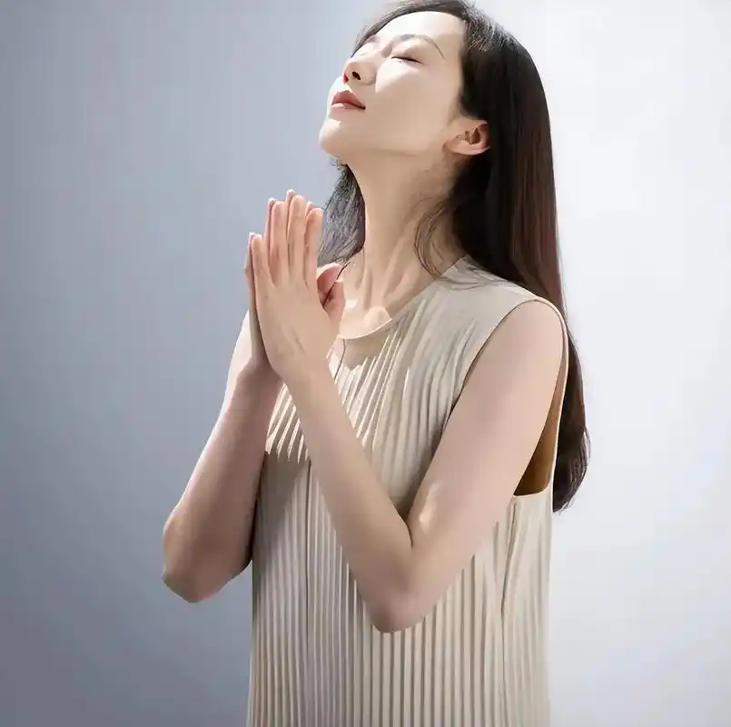 路人镜头下的韩雪,无滤镜无美颜,素颜仍魅力无限,堪称不老女神